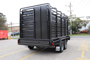 Oferta de descuento: Nuevo diseño original de semirremolque con paredes laterales de acero para ganado y caballos, con eje y neumáticos 12R22.5, capacidad de carga de 1400 kg. - Product Image 2