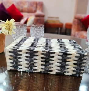 Boîte de rangement pour bijoux en résine noire et blanche fabriquée à la main Organisateur décoratif élégant pour bagues, boucles d'oreilles et souvenirs - Product Image 4