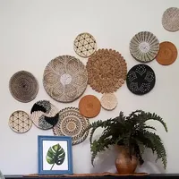 Ensemble d'art mural en crochet bohème rustique moderne, paniers décoratifs en bambou, assiettes tissées en jonc de mer, suspension murale verticale en rotin