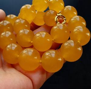 Collier de perles en résine tendance fait à la main pour femmes et filles avec motif d'ange, bijoux artisanaux en bois uniques pour cadeaux - Product Image 1