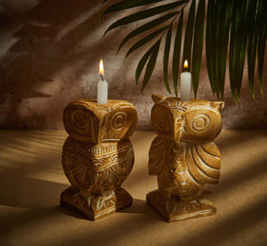 Ce bougeoir présente un design en bois tourné à rayures marron foncé et clair avec des accents sculptés à la base - Product Image 3