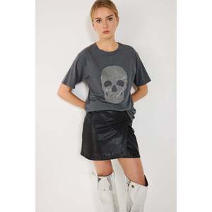 T-shirt confortable à col rond en pierre acide de charbon de bois - Product Image 1