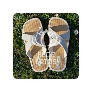 รองเท้าแตะหญ้าทะเลทำด้วยมือราคาที่ดีที่สุดสำหรับการใช้ชีวิตที่เป็นมิตรต่อสิ่งแวดล้อมในชีวิตประจำวัน | ราคาที่ดีที่สุดบนดอกบัวสีน้ำเงินผู้ขายที่ดีที่สุด! - Product Image 1