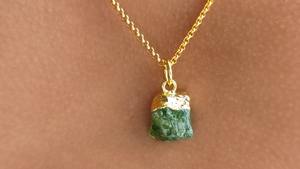 Delicado Colgante de Peridoto Dorado, Piedra de Nacimiento de Agosto, con Engaste de Bisel y Cadena de Oro, Producto a Granel de Piedras Preciosas de Alta Calidad - Product Image 5