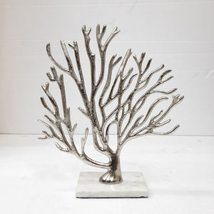 Escultura Decorativa Moderna de Aluminio y Madera Plateada con Diseño de Mano en Pie, Hecha en India - Product Image 6