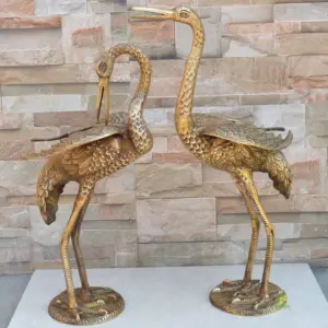 Conjunto de 2 estatuas de grúa de jardín, escultura de Metal de pie con acabado antiguo de latón, arte de patio de aves para decoración al aire libre