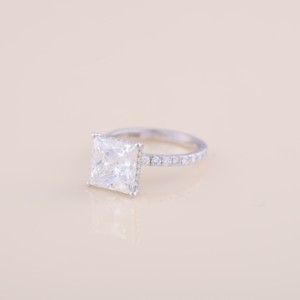 แหวนเพชรทรงปรินเซสคัทที่ได้รับการรับรองจาก IGI สำหรับงานหมั้น/งานแต่งงาน พร้อมวงแหวนประดับเพชรแบบ Pavé ทำจากทองคำขาว/ทองคำชมพู และทองคำเหลือง 14K - Product Image 2