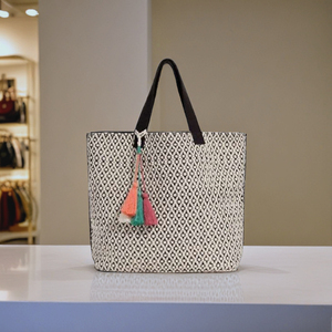 Bolsa de Mano de Lona Negra Elegante con Detalles en Dorado, Estilo Lujoso, Hecha a Mano, para Playa, Venta al por Mayor, 2026 - Product Image 3