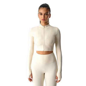 Conjunto Deportivo de 3 Piezas para Mujer: Top Deportivo de Manga Larga con Logotipo Personalizado, Pantalones Cortos de Cintura Alta y Leggings de Yoga - Product Image 5