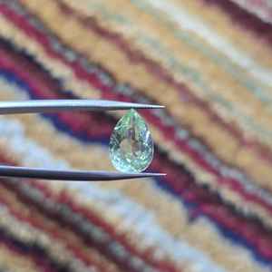 Pierre précieuse naturelle tourmaline verte de 5,4 carats, taille poire, non traitée, à effets optiques légers, pour bijoux, vente en gros - Product Image 3