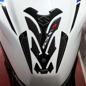 Adesivo Protettivo Serbatoio in Carbonio Compatibile Suzuki GSX-S per Moto - Product Image 1