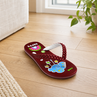 Sandales d'été antidérapantes à lanières tressées pour filles, vente en gros, directement de l'usine, avec logo personnalisé, en PVC, tongs de plage, pas cher