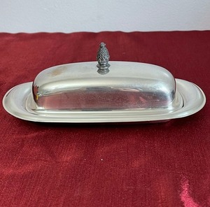 Plato de mantequilla duradero de acero inoxidable con acabado pulido y base pesada perfecto para conservar la frescura de la mantequilla en cualquier clima - Product Image 1