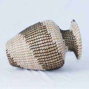 Panier à fleurs en jonc de mer vietnamien Bao Minh, design rustique moderne côtier, forme de ligne de transition, abat-jour pour lampes - Product Image 3