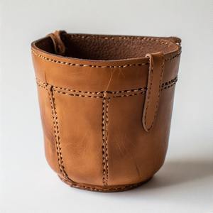 Mini maceta de cuero de tonos suaves con textura natural para interiores contemporáneos que anhelan toques verdes pacíficos - Product Image 1