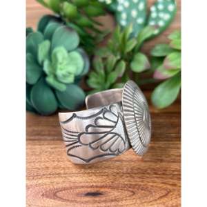 Pulsera de Concho de Plata de Ley con Diseño de Peón Antiguo Dexter Martinez, Accesorio de Moda - Product Image 6