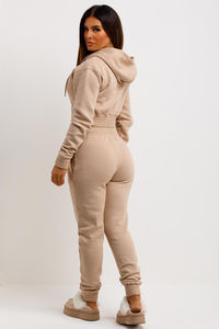 Conjunto de chándal para mujer de 2 piezas personalizado de la mejor calidad con cremallera frontal recortada con capucha y pantalones de chándal Conjunto de Jogger de 2 piezas para mujer - Product Image 2