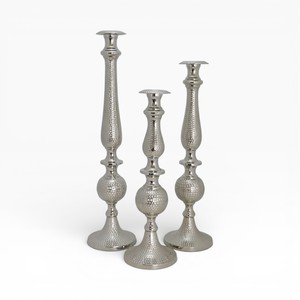 Bougeoir moderne en argent poli à trois bras avec un design en métal incurvé et une poignée en anneau pour un centre de table élégant - Product Image 6