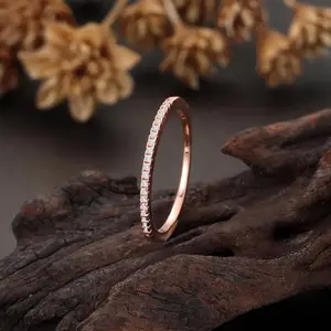 Anillo de Acero Inoxidable con Moissanita de Media Eternidad Apilable y Micro Pavé, con Diseño Exclusivo para Cada Ocasión - Product Image 4