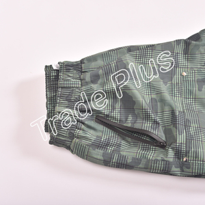Pantalon de neige camouflage vert pour l'extérieur avec doublure chaude Poches à glissière de style ample et bouches d'aération et cordon d'ourlet réglable - Product Image 4