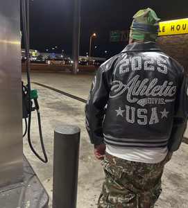 Chaqueta de Cuero PU Personalizada con Estampado Corto y Ajuste Entallado, Estilo Bomber Universitario, Color en Contraste, Nueva Colección Otoño 2025 para Mujer - Product Image 2