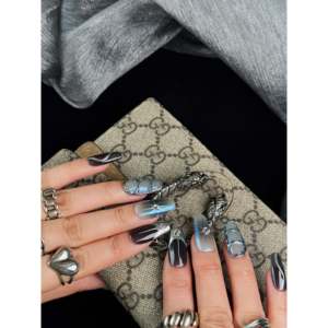 Planet Fire Press on Nail, Diseño de Uñas Único para un Look Elegante - Product Image 4