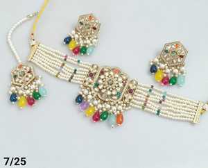 Collier ras du cou indien avec boucles d'oreilles et Mangtika pour femme Design de fleurs superbe zircon cubique fabriqué à la main - Product Image 3