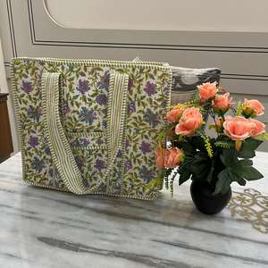 Sac fourre-tout en coton matelassé réutilisable pour les courses, fait à la main, vert, imprimé à la main en Inde avec des motifs floraux roses d'astilbe, sac à bandoulière - Product Image 2