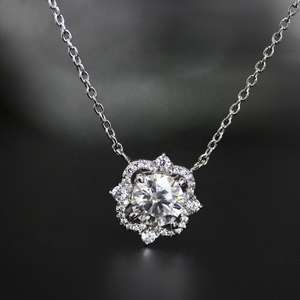 Collier pendentif trèfle de luxe en moissanite taille brillant 1 carat avec halo, en argent sterling 925, tendance et élégant pour femme - Product Image 4