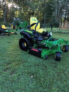 Tondeuse autoportée John Deere X940 pour grandes propriétés, parcs et entretien des pelouses - Product Image 2