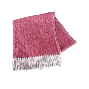 ผ้าห่มขนสัตว์ก้างปลาเพชรสีแดงดีไซน์คลาสสิกเบอร์รี่ - Product Image 3