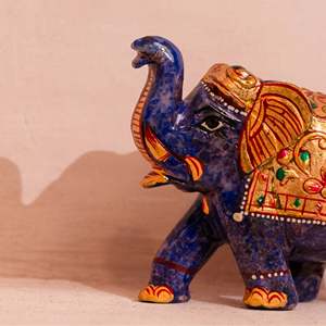 Elefante Individual de Jade Azul con Trompa Levantada, Diseño Tradicional para Ocasiones de Diwali con Patrón de Plantas - Product Image 4
