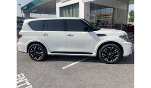 Nissan Patrol XE AWD 2018 utilisé avec pneus R20 Sièges en cuir intérieur foncé Sièges en cuir - Product Image 2