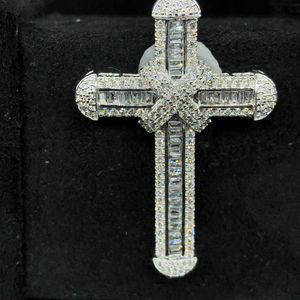 Colgantes cruzados de Baguette de diamantes de 14K, encantadores accesorios de joyería religiosa a la venta - Product Image 4