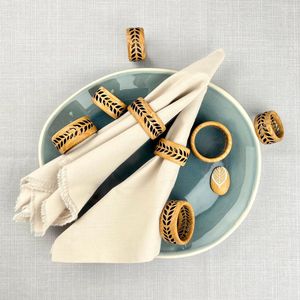 Rond de serviette en bois durable, conception artisanale écologique, accessoire durable qui ajoute une beauté naturelle à l'élégance de la table. - Product Image 3
