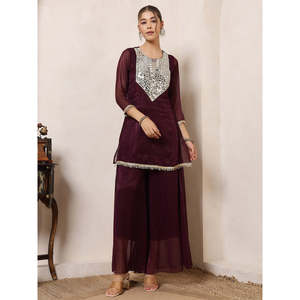 Conjunto Coordinado Indo Occidental para Mujer, Chiffon Color Vino Brillante, Kurta con Parche Bordado en el Cuello, Pantalones Palazzo Tres Cuartos, Estilo Indo Occidental - Product Image 6