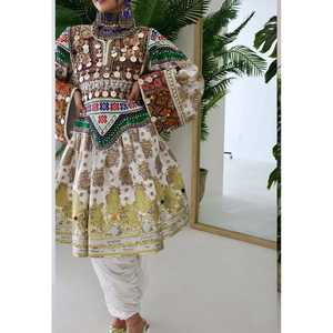 Vestido Tradicional Afgano Kuchi Real, Vestido Bordado en Terciopelo Marrón Amarillo con Pedrería y Monedas de AM IMPEX - Product Image 4