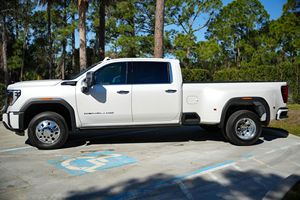 GMC Sierra 3500HD Denali Ultimate Crew Cab 4x4 2024, Bajo Kilometraje, Caja de Cambios Automática, Volante a la Izquierda, Neumáticos R20, Estado Oscuro - Product Image 5