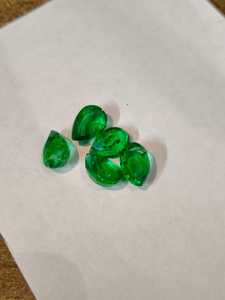 Laboratoire de trône de cristal créé une superbe pierre émeraude vert vif étincelle Luxe clarté Royal lueur élégance Prestige brillance beauté audacieuse - Product Image 4