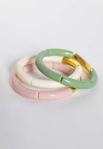 สร้อยข้อมือลูกปัดเรซินหลากสีเงา ทำมือ ยืดได้ เครื่องประดับแฟชั่นสำหรับเด็กผู้หญิงและผู้หญิง - Product Image 2