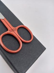 Tijeras Profesionales para Cejas con Recubrimiento en Polvo Color Naranja Oscuro, Hoja Recta de Acero Inoxidable con Punta Afilada y Logotipo Personalizado - Product Image 4