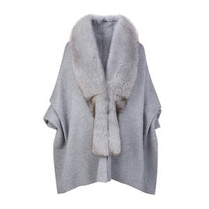 Capa de Invierno Delgada con Ribete de Piel Sintética de Zorro, Estampado Teñido, Botones Vintage y Decoración de Piel de Oveja, Poncho Relleno de Camel - Product Image 1