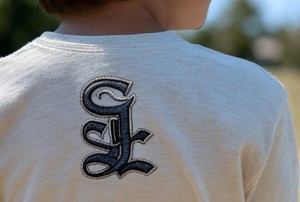 Camiseta de algodón peinado 100% bordada personalizada para niños Premium Heavyweight estilo casual cuello Logo espalda disponible múltiple - Product Image 1