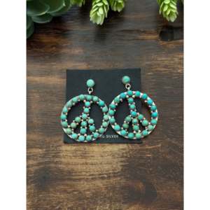 Boucles d'oreilles pendantes artisanales Navajo en turquoise de Kingman et argent sterling, motif signe de la paix, style cluster - Product Image 1
