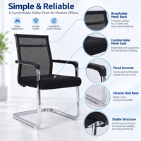 Chaise de conférence en maille noire avec accoudoirs fixes et base en forme de traîneau pour salles de réunion