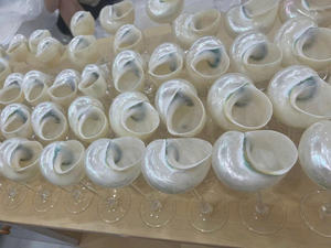 Gobelet à vin en coquillage fait à la main Vietnam Artisan Conch Shell pour les repas côtiers et le style de vie de luxe - Product Image 2
