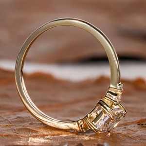 Anillo de compromiso y boda de lujo con 5 diamantes cultivados en laboratorio de 1.00 quilates, corte radiante, en oro blanco macizo con engaste de puntas. - Product Image 2