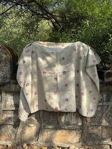 Couverture réversible authentique en coton Kantha vintage, tissée à la main en Inde - Product Image 5