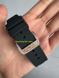 Medio Iced Out Square Dial VVS Calidad Moissanite Diamond Bisel con esfera de color Reloj de calidad premium Cinturón de cuero Premium - Product Image 5