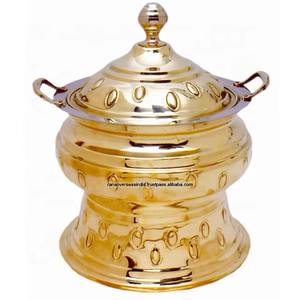 Plat de service rond en laiton traditionnel au design populaire avec couvercle et support plaqué or pour les fêtes et la restauration - Product Image 5